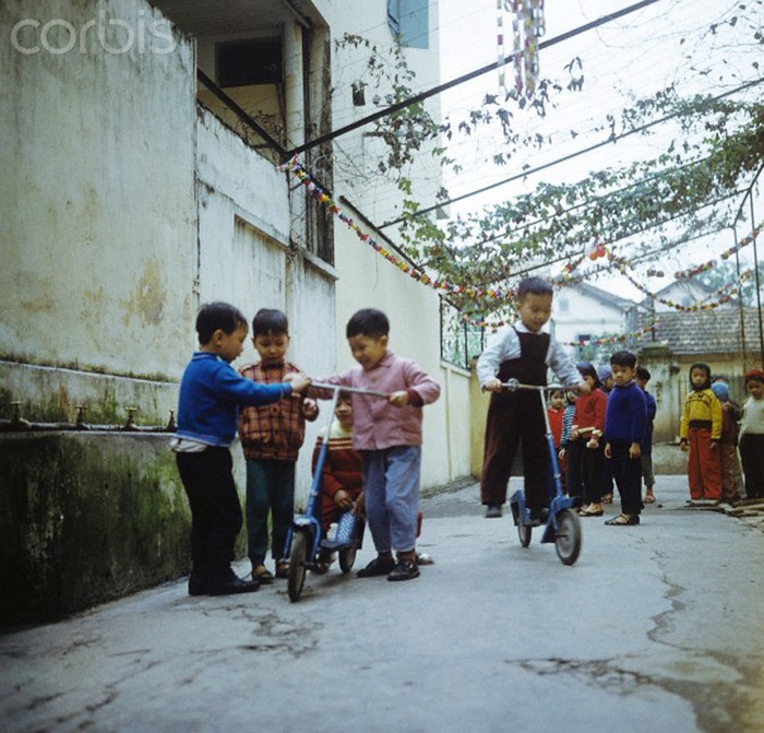 Hà Nội 3/1973. Bọn trẻ vui chơi tại một nhà trẻ ở Nghi Tàm, Hà Nội. Ảnh. Werner Schulze.